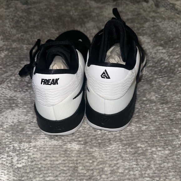 Nike Zoom Freak 4 Black and White Limited  NEVER WORN - Picture 4 of 6